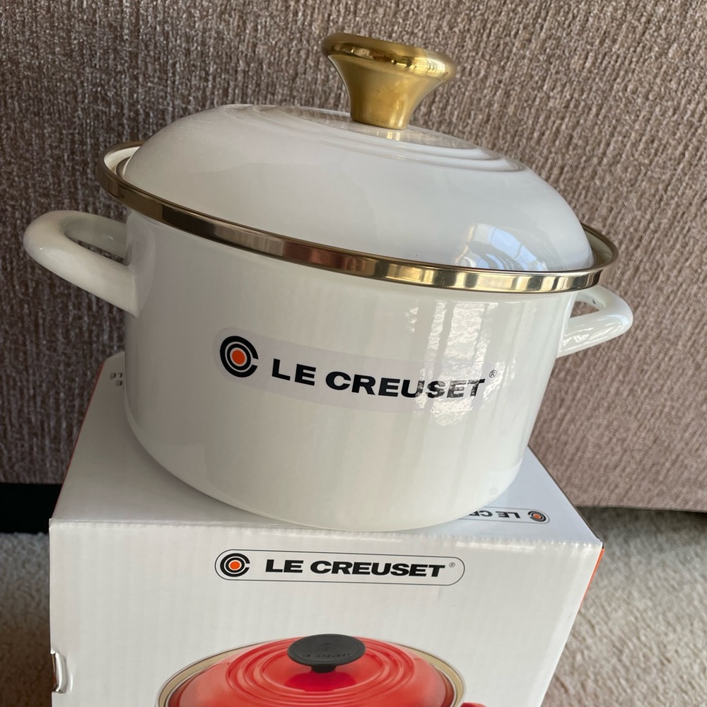 New Le Creuset White Petite Stockpot (3.8 quart) with/ Pretty gold color knob!